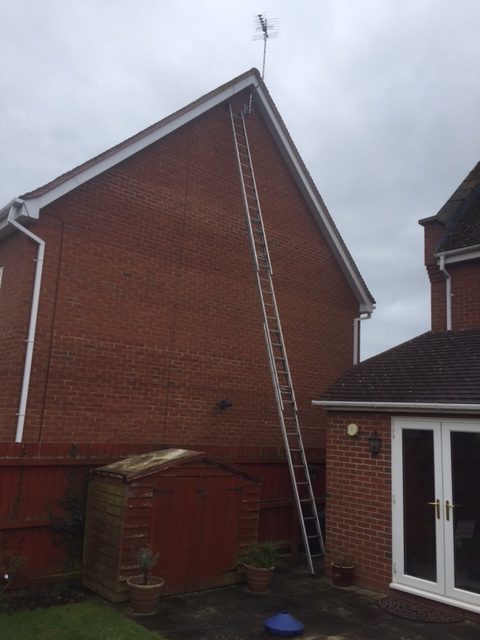 Long ladders to fix aerial